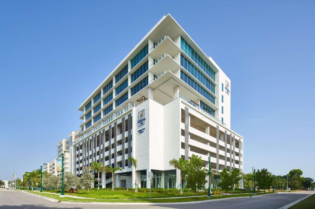Exterior of Serena Hotel in Aventura